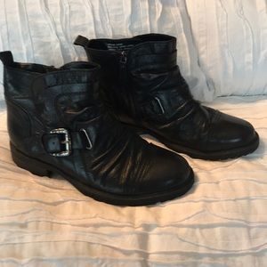 Like-new Earth black leather ankle boots